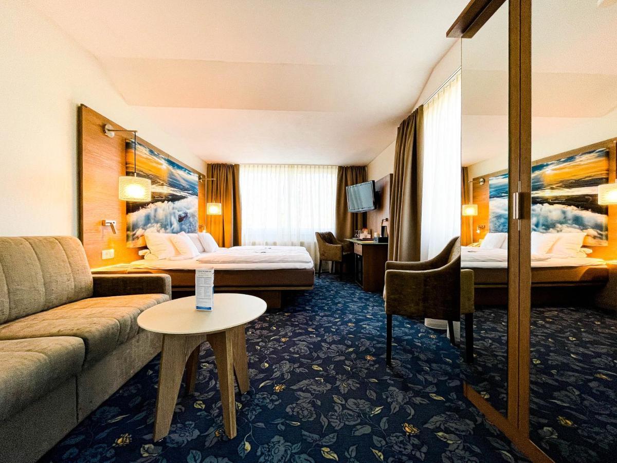 Hotel-Restaurant Vier Linden Stade Exteriör bild